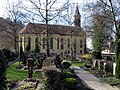 Auf diesem Friedhof findet Marie Hoffmann unter einem Grablicht die Speicherkarte.