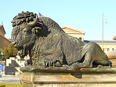 Búfalo en la base de la estatua