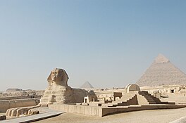 Sphinx vann Giza 't Gizaplateau mit de piramide van Khefren rechts, dij van Mycerinus links en de sfinx op de veurgrond
