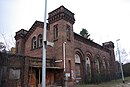 Bahnhof Halbe, bestehend aus Bahnhofsempfangsgebäude und „Königlichem Empfangsgebäude“