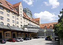 die massive Südfassade des Langerhauses und die im Jugendstil gehaltenen Revisionssäle