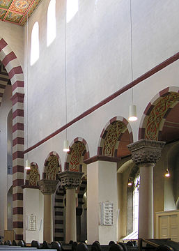 Ο Ναός του Αγίου Μιχαήλ του Χίλντεσχαϊμ διαθέτει δύο κίονες ένθετους μεταξύ κάθε δύο προβόλων.