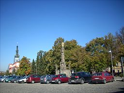 Horní část Husova náměstí se sousoším Nejsvětější Trojice