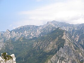 Vue du Pasubio ; à gauche, le val di Fieno et, à droite, le val Canale.