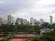 Vista do Esporte Clube Pinheiros e dos edifícios de luxo na área sul ao clube.
