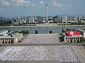 La Torre Juche vista da Piazza Kim Il-sung, sulla riva opposta del Taedong.