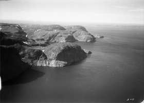 Le cap Chidley (définition OHI), l'île Cabot au second plan et au loin à droite les îles Button