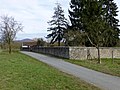 Außenmauer des Friedhofs in Langwaden