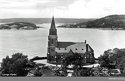 Kyrkan före restaureringen med sin oputsade tegelfasad 1938