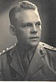 סרן יהודה קלאוז במדי הצבא הבריטי 1946.