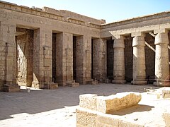 Osirispfeiler und Säulen (Südecke des Hofes)