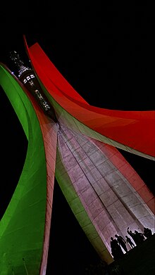 Mémorial du Martyr de nuit aux couleurs du drapeau national algérien