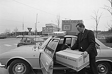 A man packing a Salora television and stereo-system in his car, in Salo, Finland, 1978. Mies pakkaa Saloran televisio- ja stereolaatikoita autoon Salossa vuonna 1978.jpg