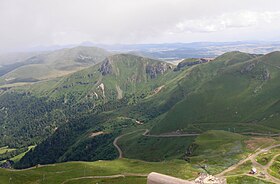 De gauche à droite : le roc de Cuzeau, le puy des Crebasses et le puy de Cacadogne.