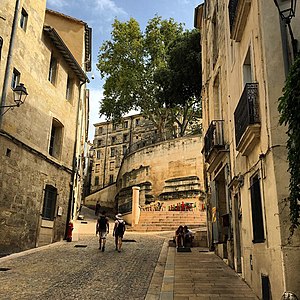 Accès nord-est de la place de la Canourgue, par deux escaliers