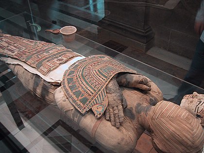 Egy egyiptomi múmia a Louvre-ban