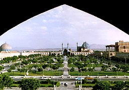 مسجد جامع عباسی در میانه نگاره واقع در میدان نقش جهان
