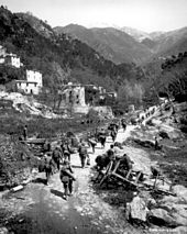 9 aprile 1945 - Soldati del 370º Reggimento statunitense della "Buffalo" risalgono Montignoso (Massa Carrara) dopo lo sfondamento della Linea Gotica avvenuto il giorno precedente.