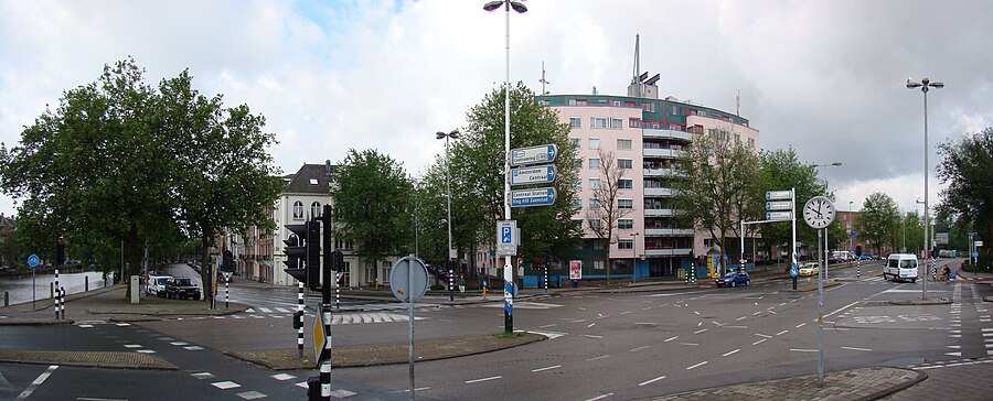 Uitzicht op het Nassauplein (2009). Links de Nassaukade, rechts de Haarlemmerweg; Light sculpture ontbreekt vanwege reparatie.