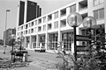 Verderop staan nieuwe appartementen/kantoren en de wolkenkrabber Adriaan Volkerhuis, hier afgebeeld in 1988.