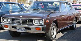 Una Nissan Cedric berlina quarta serie