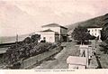 Vue de la gare sur une carte postale d'époque. on distingue l'appellation « Ospedaletti », avant son renommage en « Ospedaletti Ligure ».