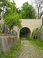 Bogenbrücke mit Inschrifttafel