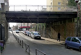 Pont de la ligne de Petite Ceinture franchissant la rue.