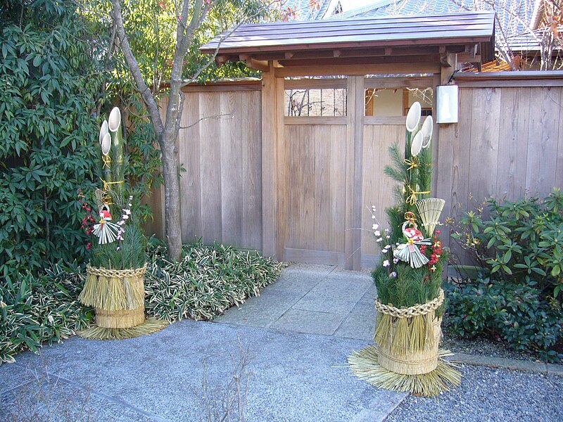 Файл:Pair gate with pine branches for the New Year,kadomatsu,katori-city,japan.JPG