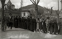 Men and women wait at Escuela Biteri in Hernani to vote in the 1933 elections. Personas en Hernani esperando entrar en la Escuela Biteri para emitir el sufragio en las elecciones para concejales (3 de 4) - Fondo Car-Kutxa Fototeka.jpg