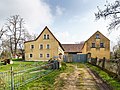 Wohnstallhaus, Seitengebäude und Scheune eines Dreiseithofes