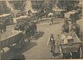 Prostranství před mlýnem s vozy, koni a mleči, pohled do Uličky, bez data (30.–40. léta 20. století)