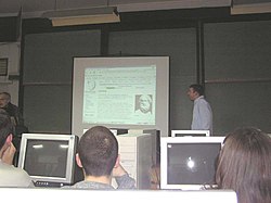 Душко Витас (в углу слева) на представлении Википедии в Белградском университете, 2005