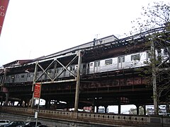 Structure métallique du métro de la ligne 7 avant Queensboro bridge.