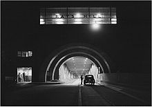Черно-белое фото автострады ночью