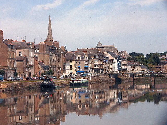 La ciudad de Redon a orillas del Vilaine, Bretaña, Francia