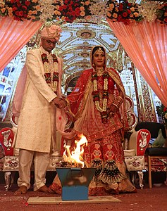 ヒンドゥー教の結婚式で行われる誓いの儀式　サプタパディ（英語版）において花婿と花嫁は、7回に分けて（または7周) アグニ (聖火) のまわりを右遶する。