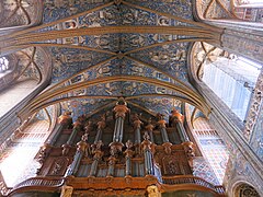 Le plafond de la nef et l'orgue.