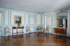 La sala da pranzo con boiseries di vernis Martin verde.