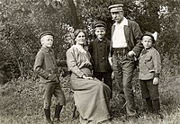 Se svými rodiči a bratry na zahradě u domu na nedatovaném snímku (po roce 1913); foto Josef Seidel[2]
