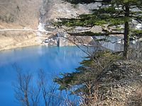 奥四万湖は目の醒めるような鮮やかな青い水が印象的。下流の四万湖も同じ。
