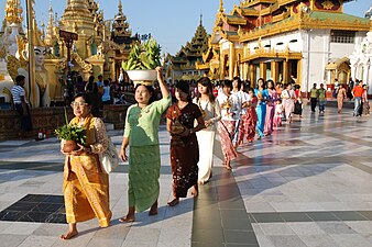 À la pagode Shwedagon