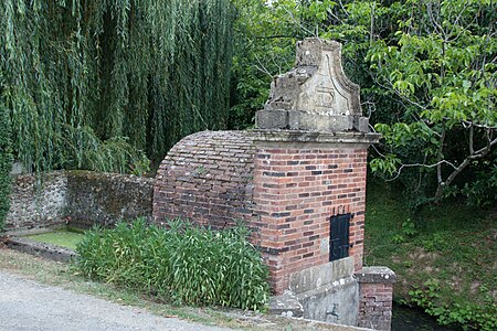 Une fontaine de village datant de 1864.