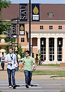 Студенты Южного Арканзаса гуляют по кампусу.jpg