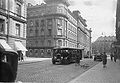 Tegnérgatanin ja Tulegatanin risteys vuonna 1930. Keskellä Adolf Emil Melanderin suunnittelema 1885 valmistunut Tukholman raitioteiden pääkonttori.[2]