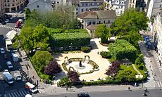 Square René-Viviani-Montebello depuis la tour sud de Notre-Dame de Paris.jpg