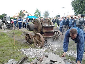 Jädersbruksdagarna 2012. Stenkross som drivs via drivrem från traktor