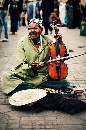 Pangamén biola di Djemaa el Fna, Marakés.