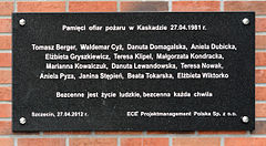 Zdjęcie. Napis na tablicy brzmi: Pamięci ofiar pożaru w Kaskadzie 27.04.1981 r. Tomasz Berger, Waldemar Cyż, Danuta Domagalska, Aniela Dubicka, Elżbieta Gryszkiewicz, Teresa Klipel, Małgorzata Kondracka, Marianna Kowalczuk, Danuta Lewandowska, Teresa Nowak, Aniela Pyza, Janina Stępień, Beata Tokarska, Elżbieta Wiktorko. Bezcenne jest życie ludzkie, bezcenna każda chwila. Szczecin, 27.04.2012 r. ECE Projektmanagement Polska Sp. z o.o.