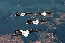 Построение Northrop T-38C из 50-й летной учебной эскадрильи, базирующейся на авиабазе Колумбус.